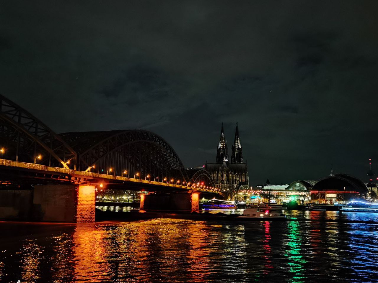 An image of the Cologne Cathedral taken from far away